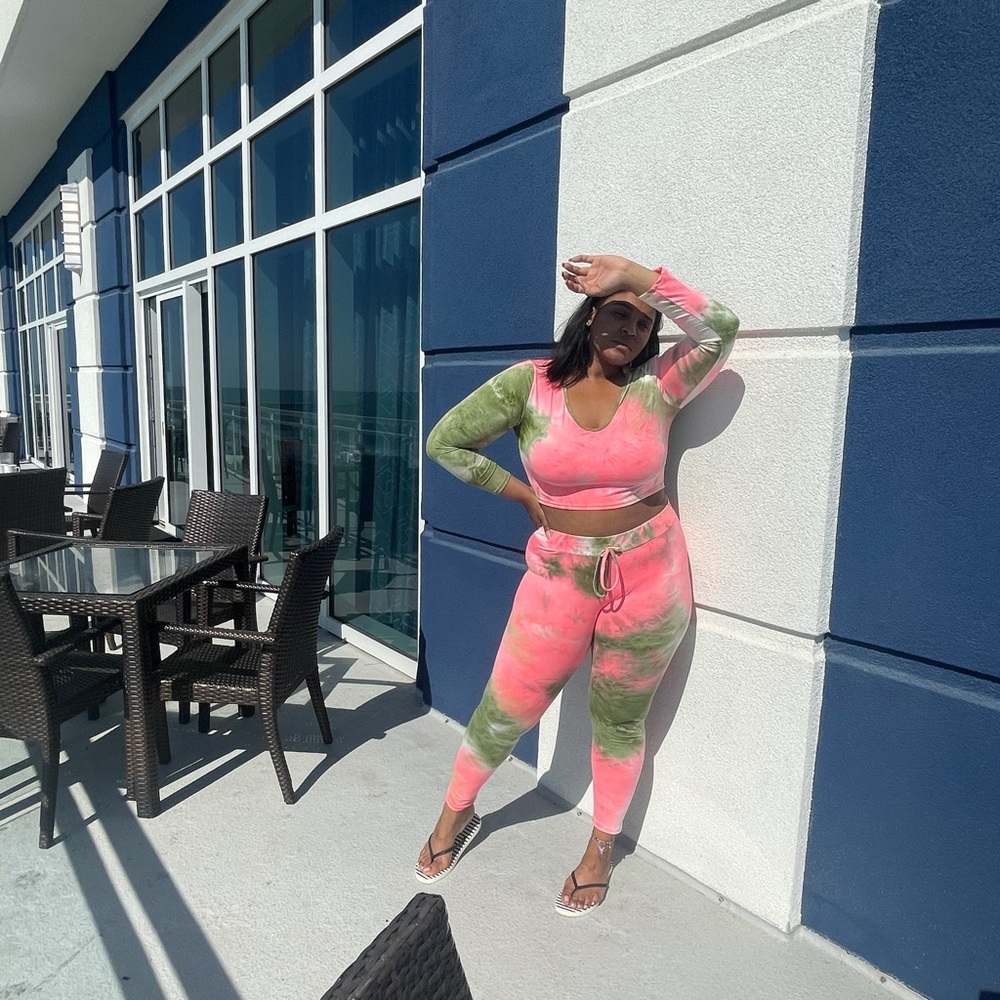 TIE DYE CROP PULLOVER HOODIE AND SWEATPANTS SET